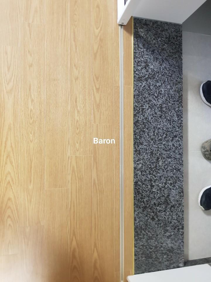 타일과 마루가 만나는 레일 경계 지점