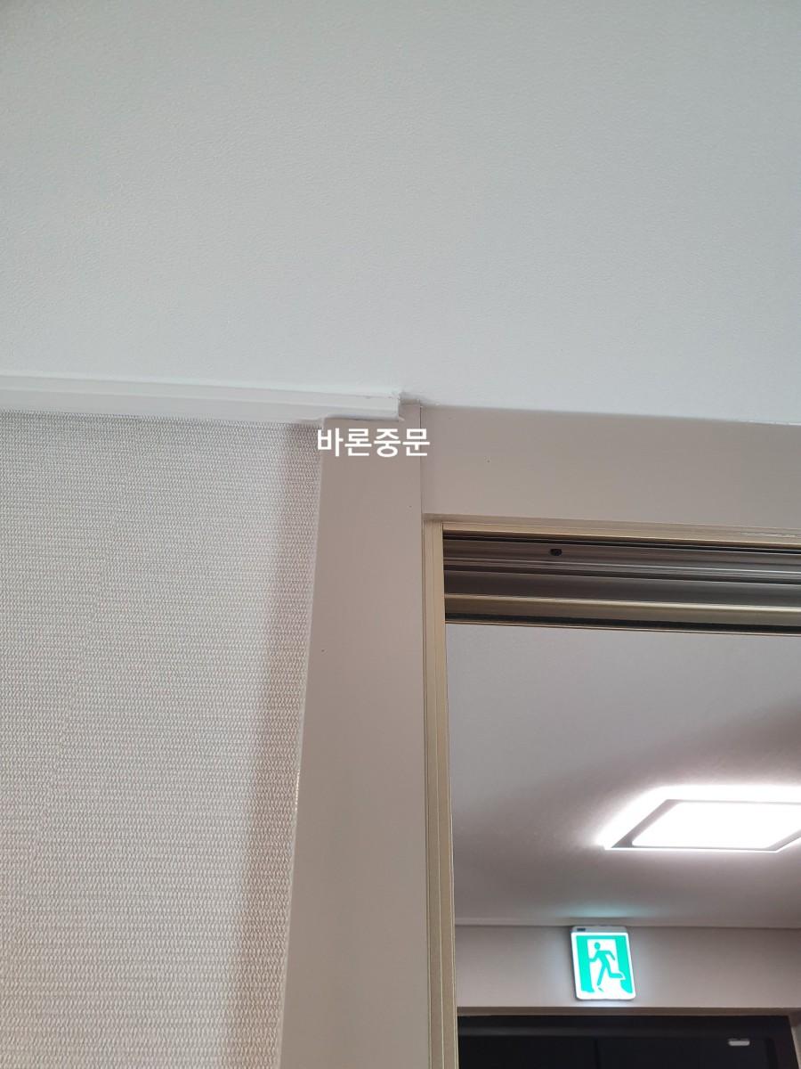 천장 마감선과 빈틈없이 맞물린 문틀 상부