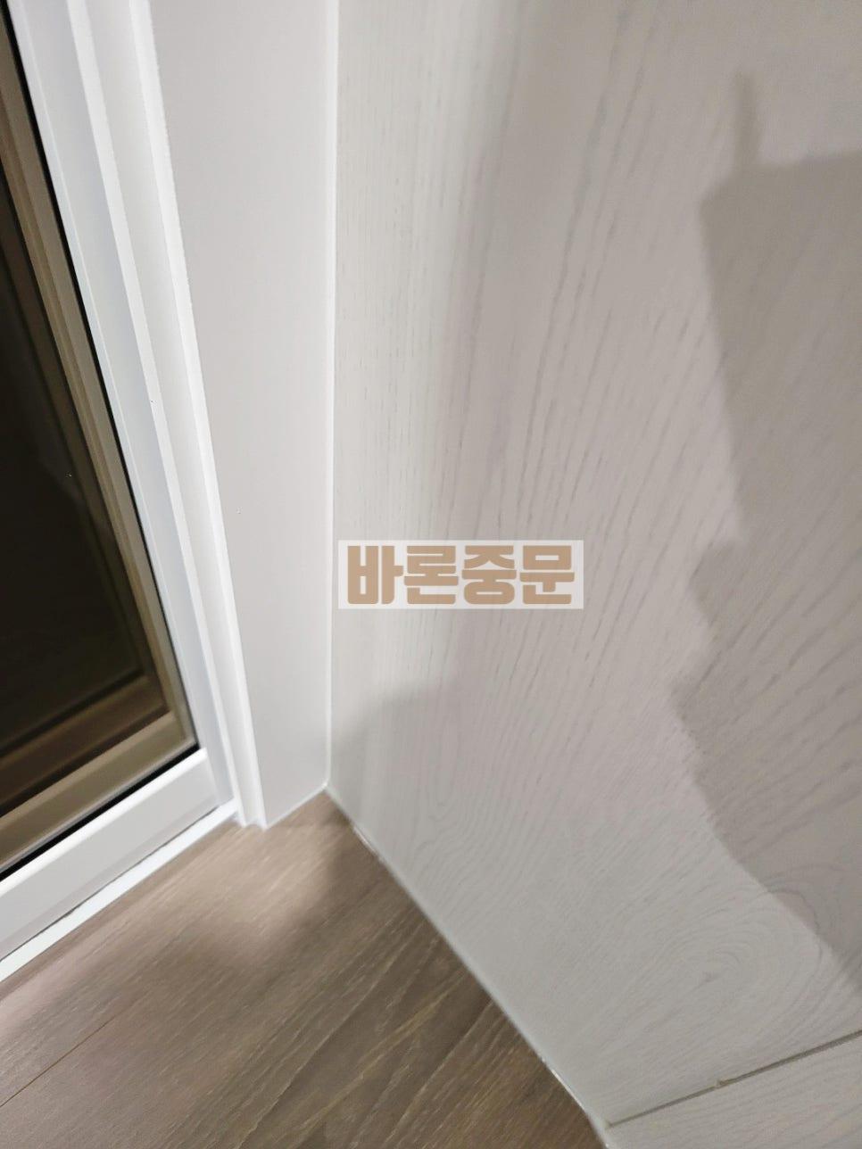 화이트 프레임과 브론즈 유리가 적용된 도어 근접샷