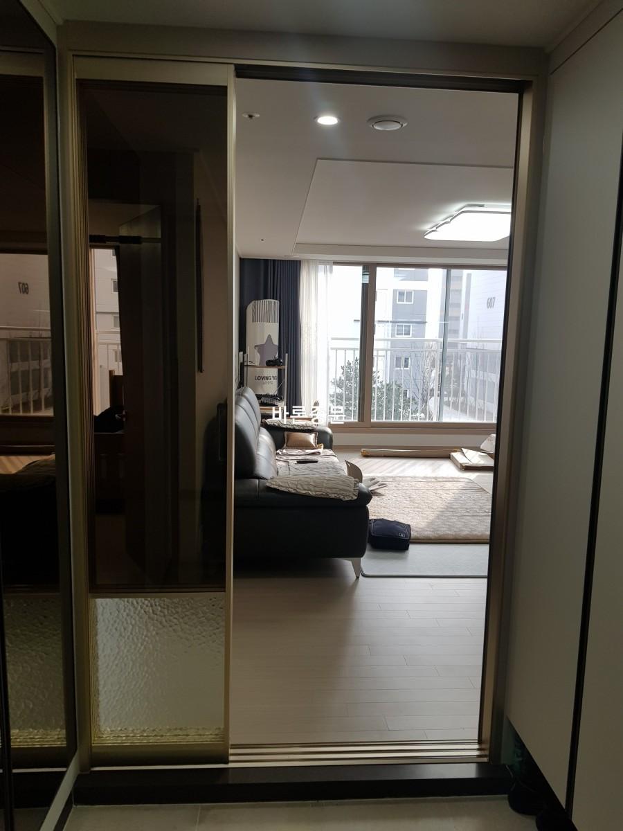 슬라이딩 도어가 설치되기 시작한 거실 쪽 전경