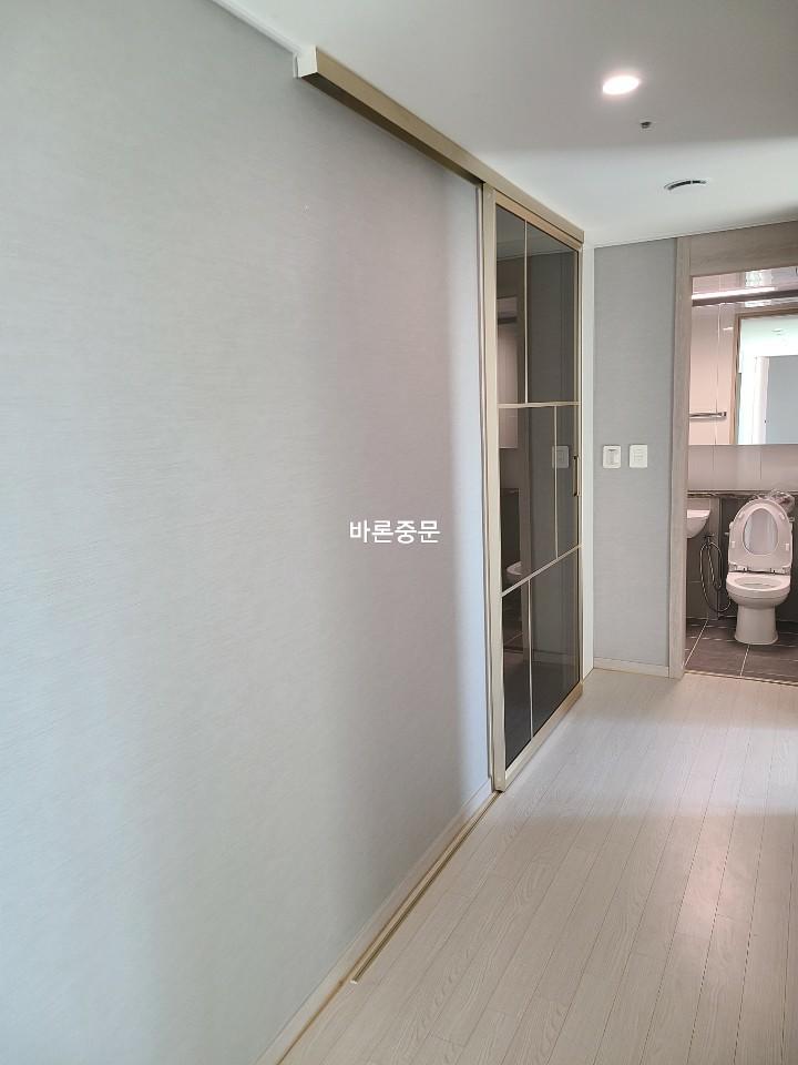 욕실 세부 장면: 매립등 1개, 벽 수납장, 세면대, 양변기