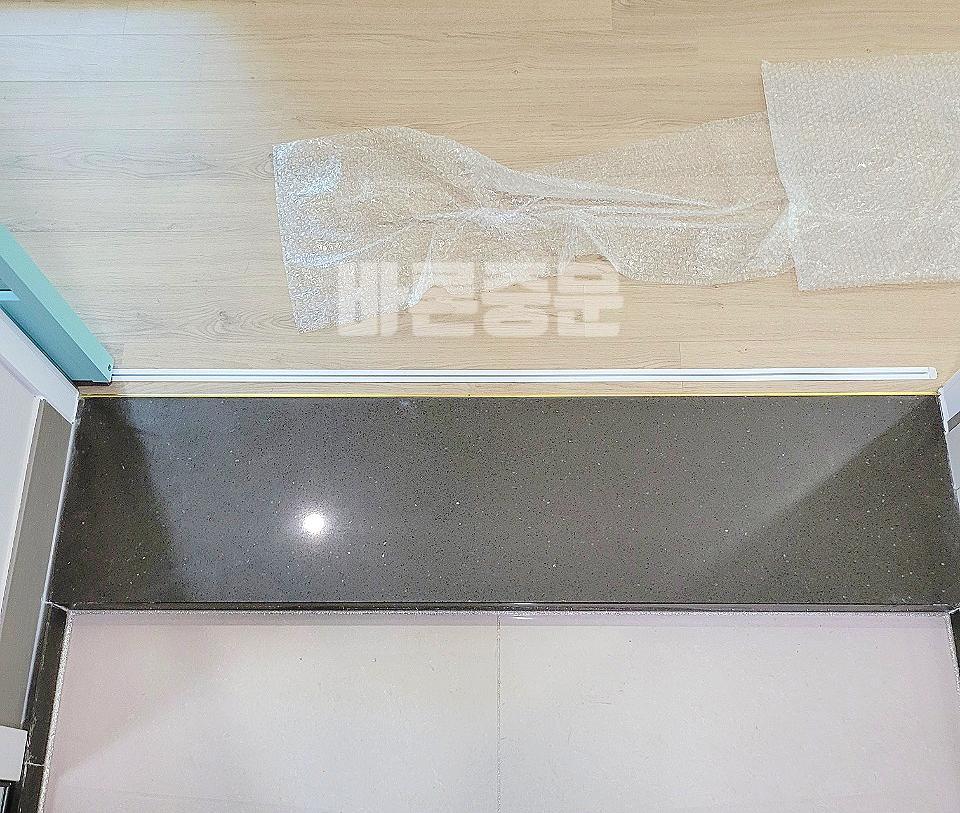 나무 바닥 위 백색 라인트랙이 설치된 모습