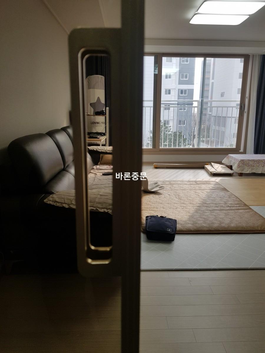알루미늄 도장 마감된 문 손잡이의 근접 모습