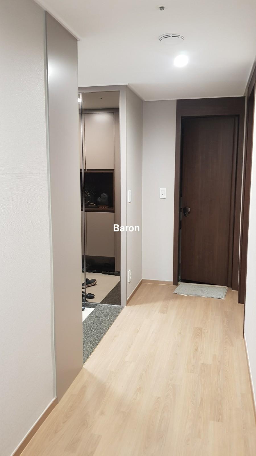 베이지색 톤으로 완성된 실내 전경