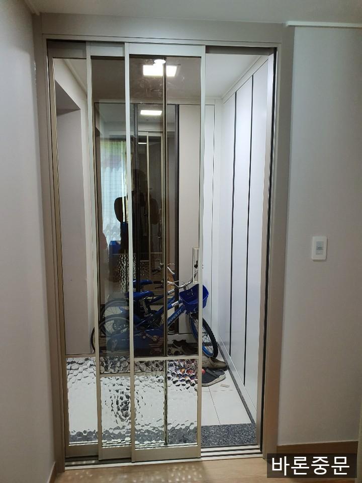 복도 타일 바닥과 맞닿은 중문의 전경