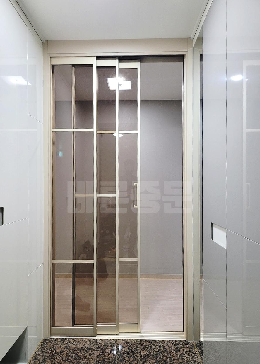 금속 프레임과 투명 유리의 조화