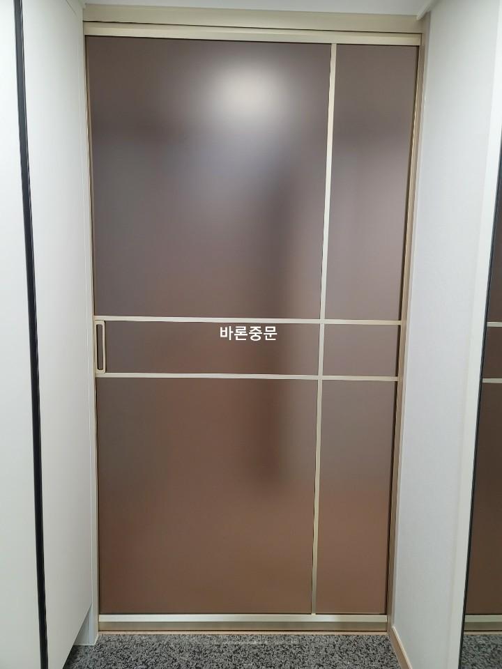 슬라이딩 도어의 레일과 겹침 구조