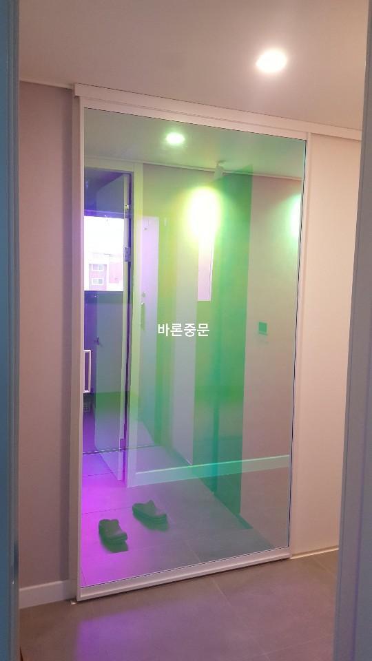 천장 매립등과 설비가 보이는 근접 컷