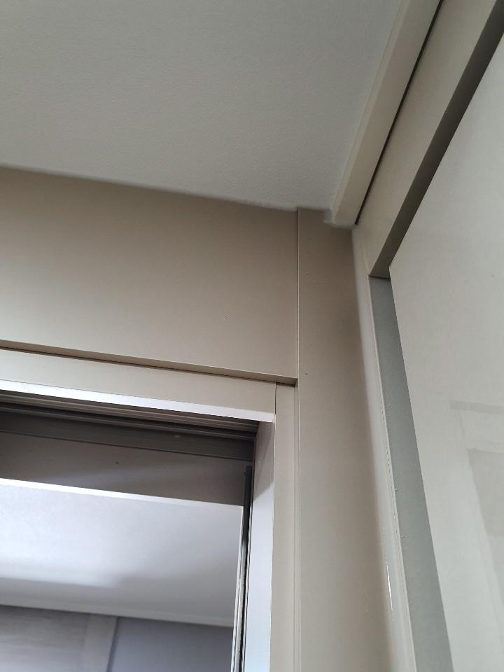 문틀 상부의 정확한 제단 상태를 보여주는 샷