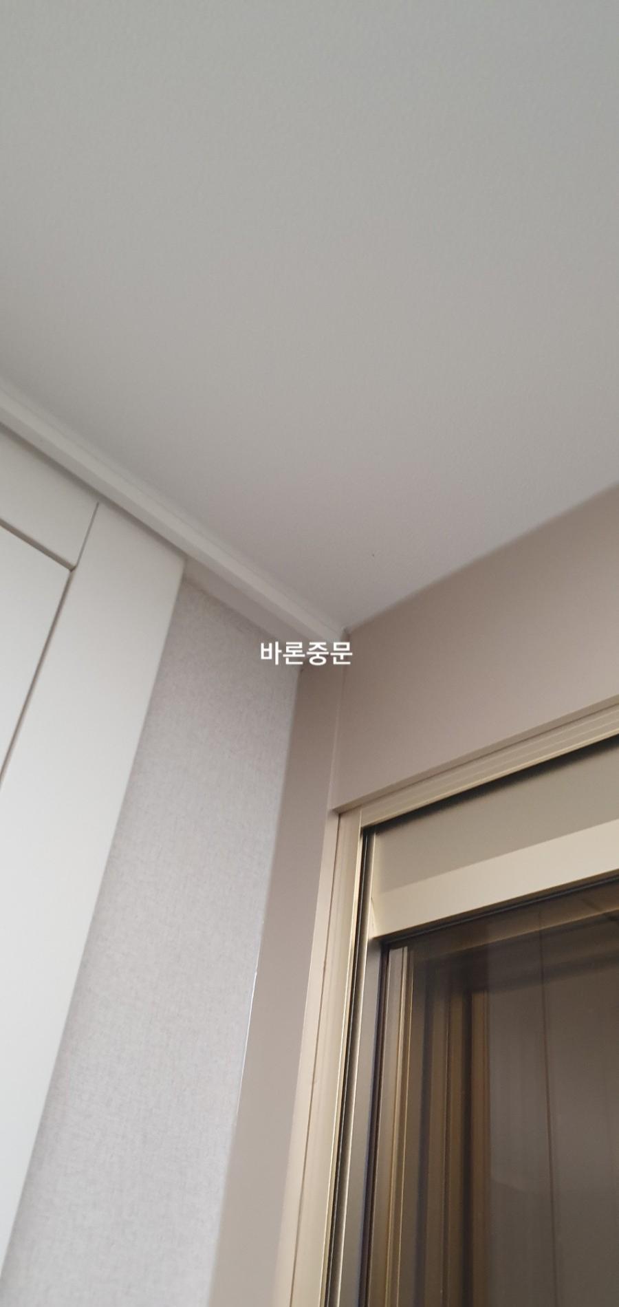 금색 프레임과 벽면의 실리콘 마감 처리