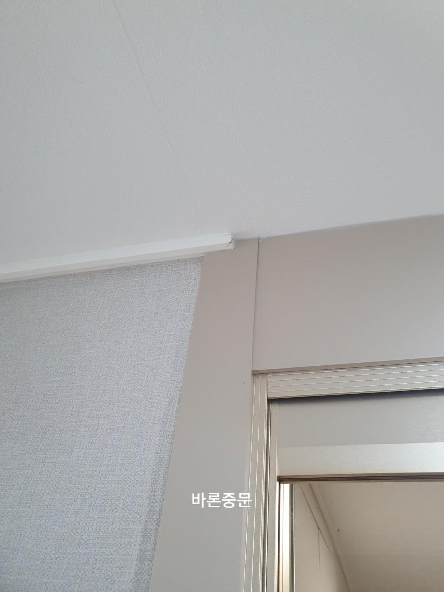 천장과 벽면, 문 프레임이 만나는 접합부