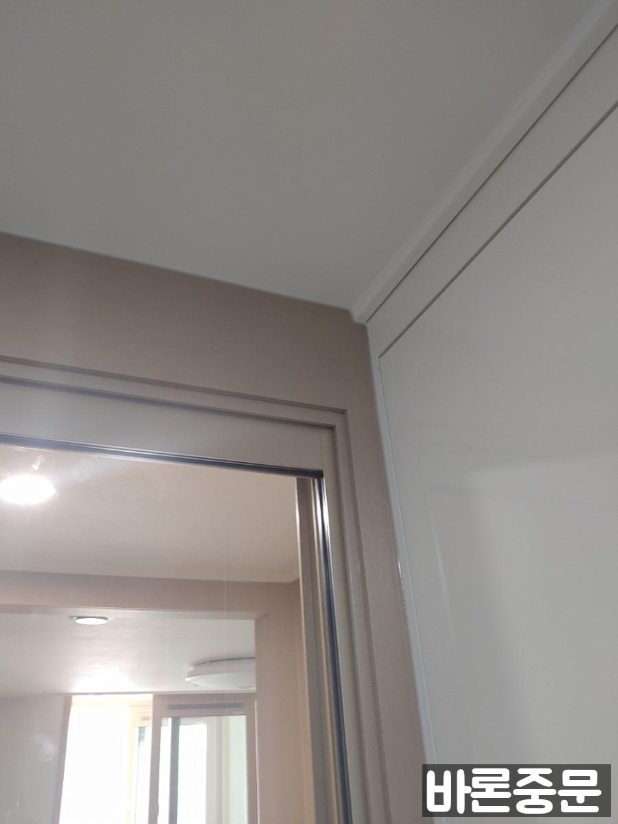 슬라이딩 도어 상부의 레일 및 겹침 구조
