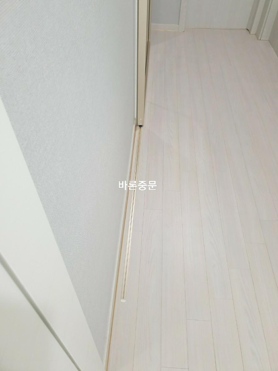 바닥면에 매립된 금속 트랙 마감