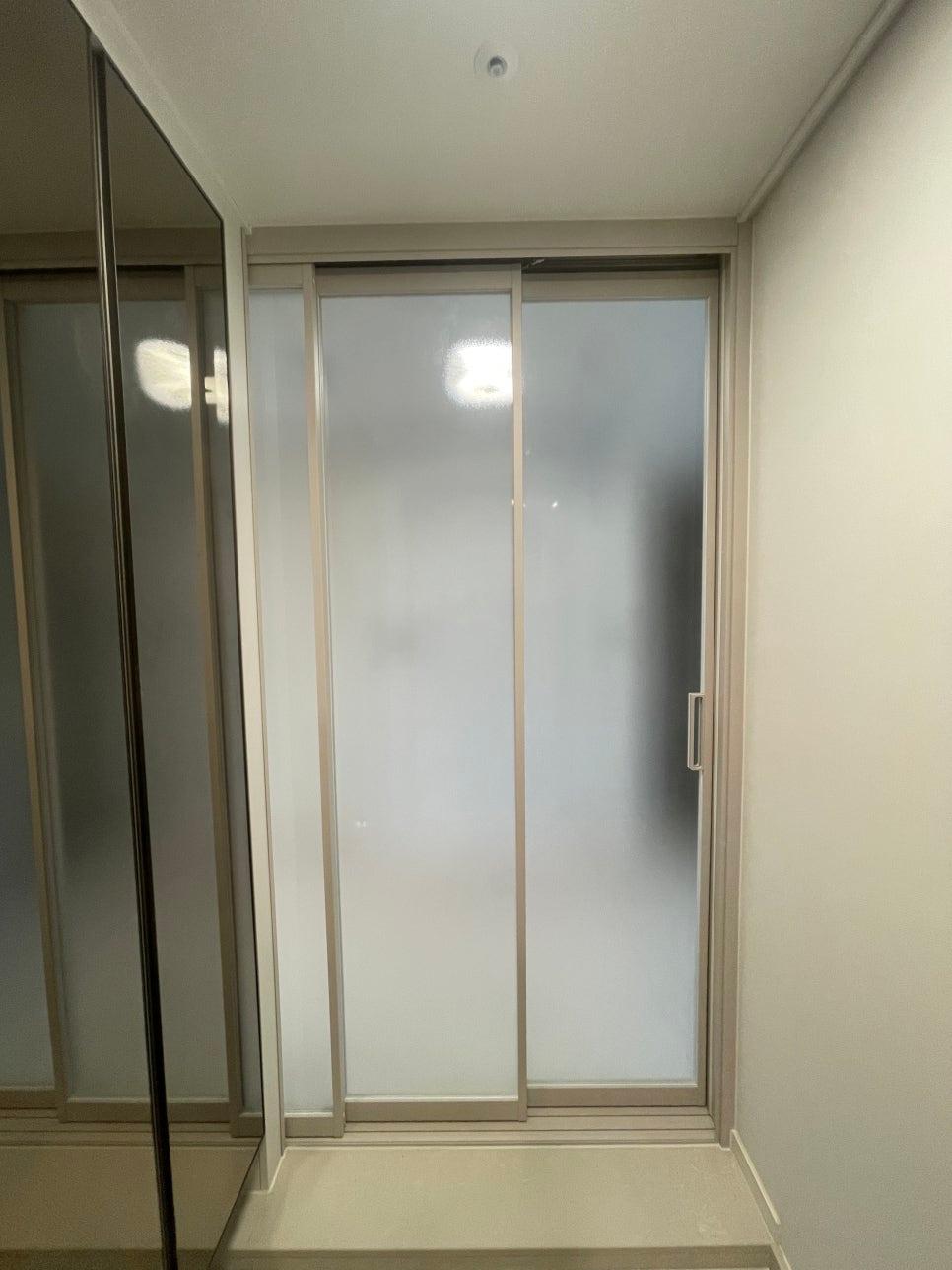 은은한 무드를 완성하는 프레임의 질감