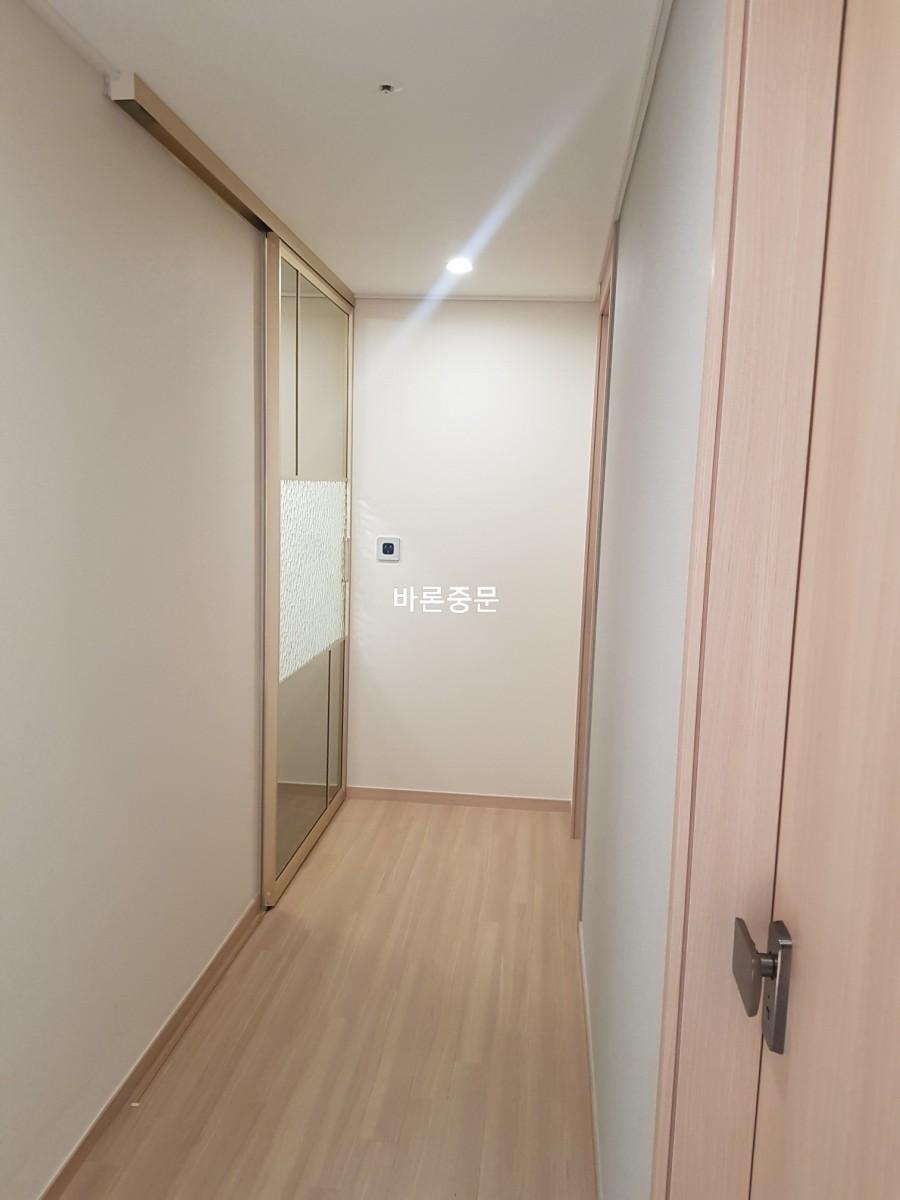 슬라이딩 도어 프레임이 세워진 복도 공간