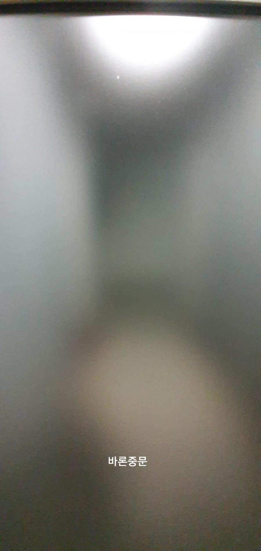 조명 아래 회색 투명 유리 표면의 모습