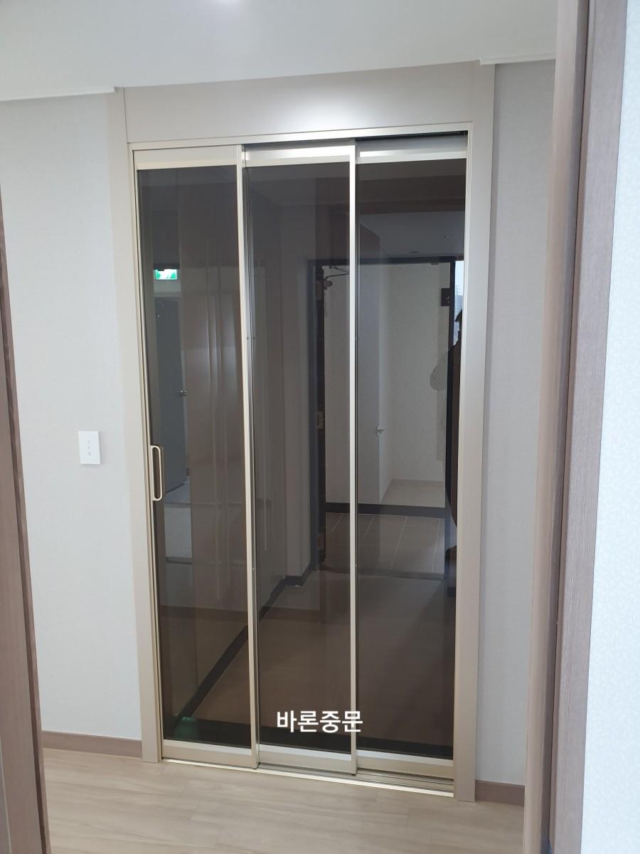 프레임과 유리 패널이 설치된 복도 전경