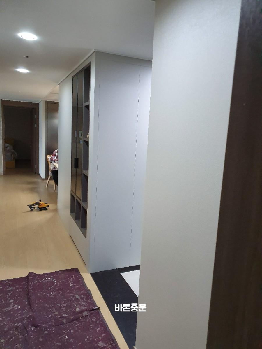 수납장 주변에 놓인 시공 수공구들