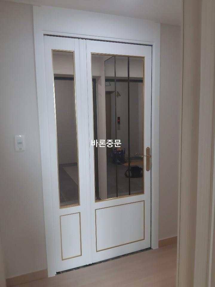 도어 프레임과 유리 패널의 결합 부위