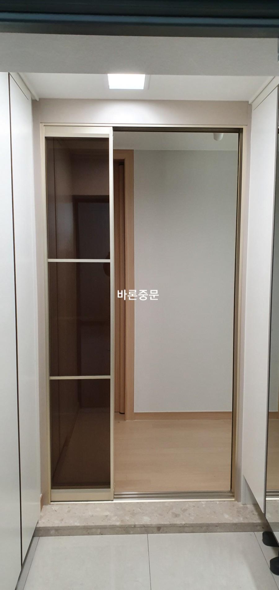 프레임 설치가 진행 중인 복도 공간