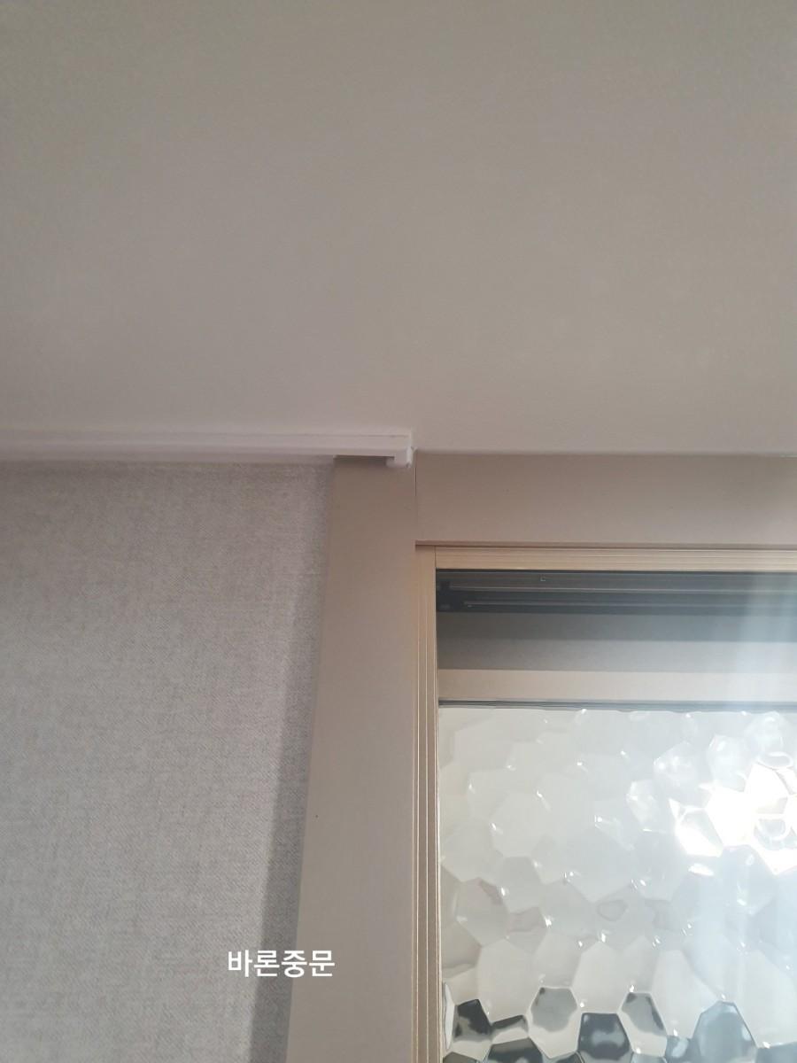 슬라이딩 도어 상부 레일과 프레임 근접샷