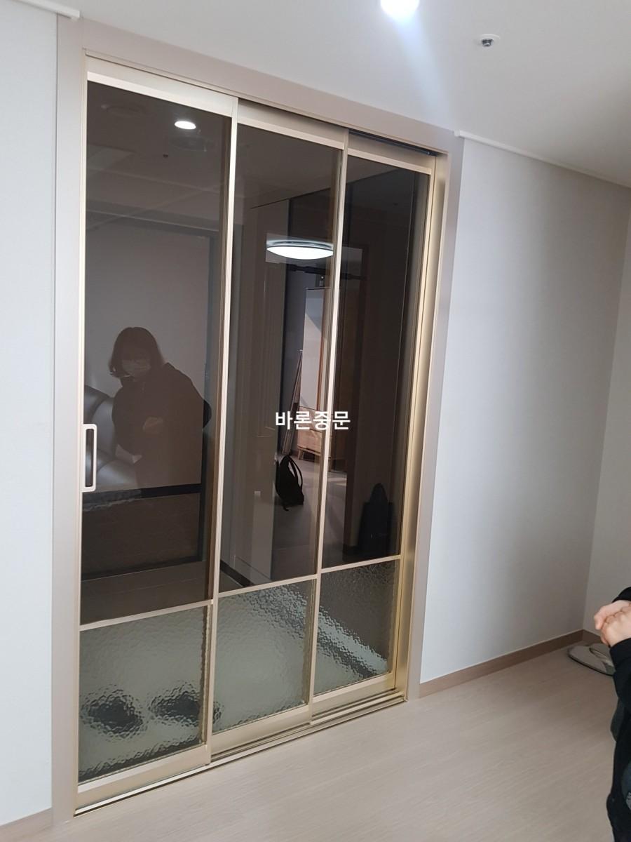 브론즈와 아쿠아 유리가 적용된 도어 패널의 모습