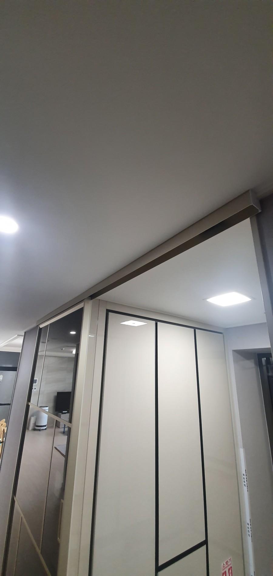 슬라이딩 도어 상단 마감 상태