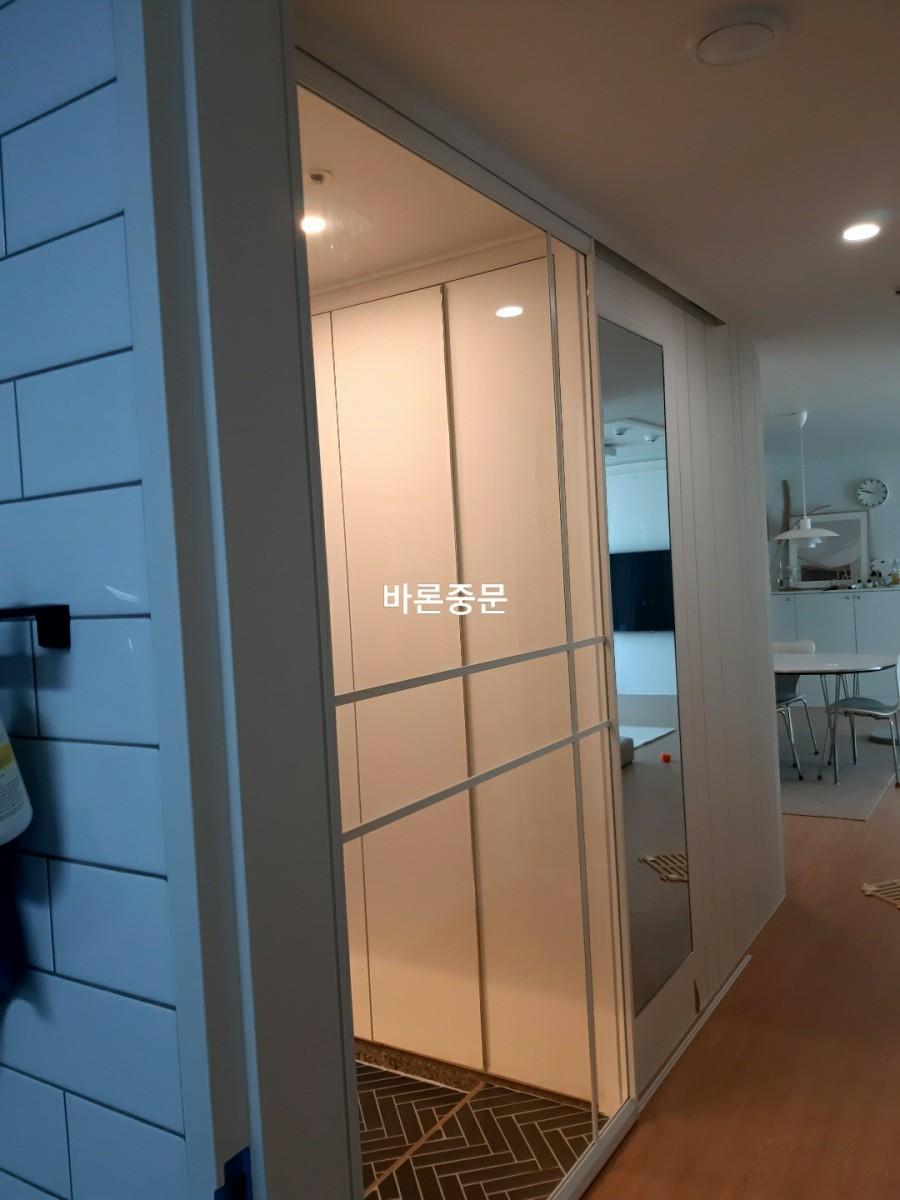 화이트 프레임과 유리 패널이 설치된 초기 모습
