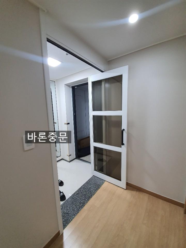 실내 방향으로 이어지는 유리 도어 설치 과정
