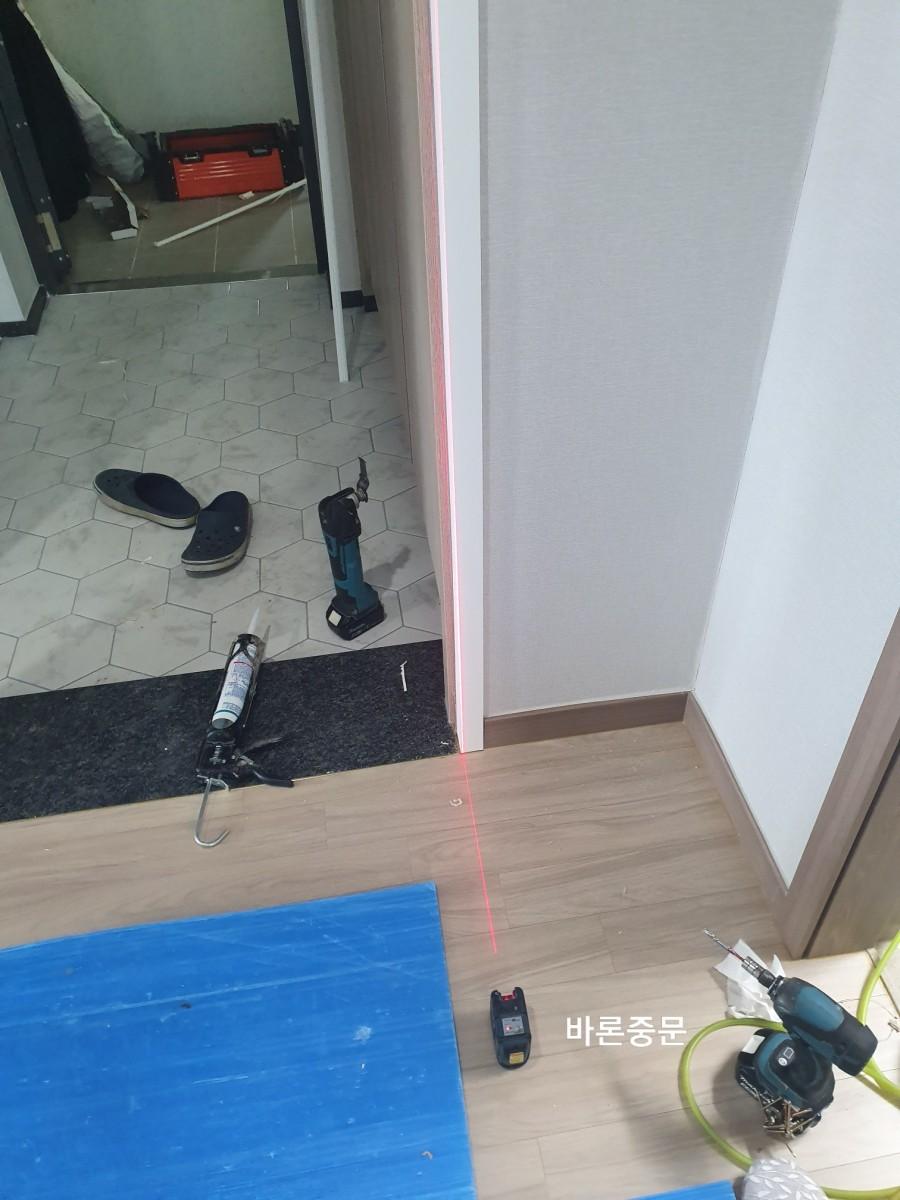 작업에 사용될 접착제와 수공구들