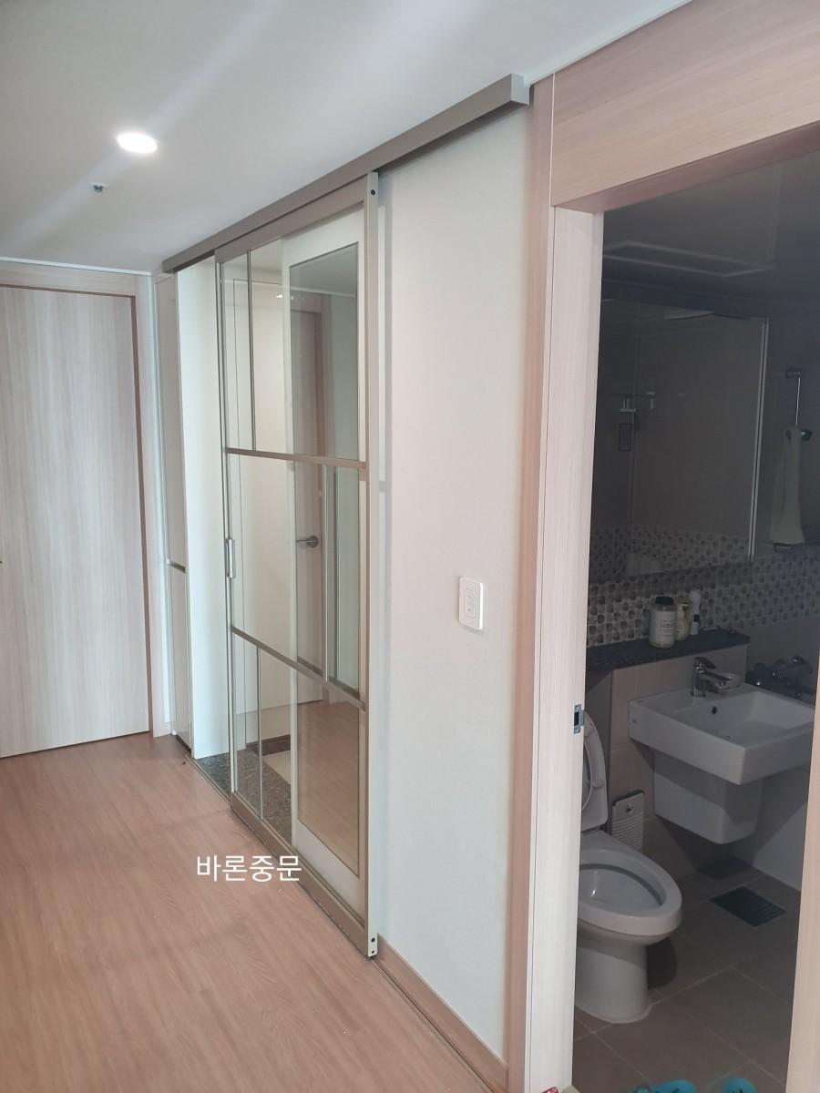 벽 수납장과 세면대가 배치된 모습