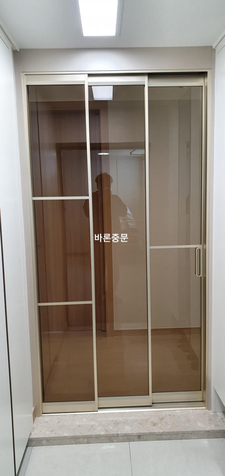 벽면 마감재와 프레임의 위치를 조정하는 과정