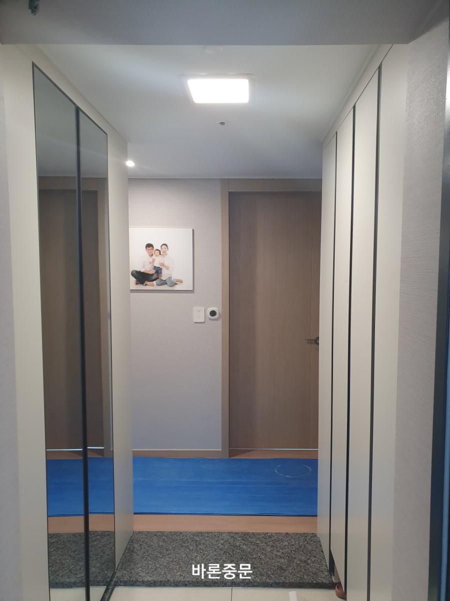 밝은 톤의 실내 공간과 유리문의 조화