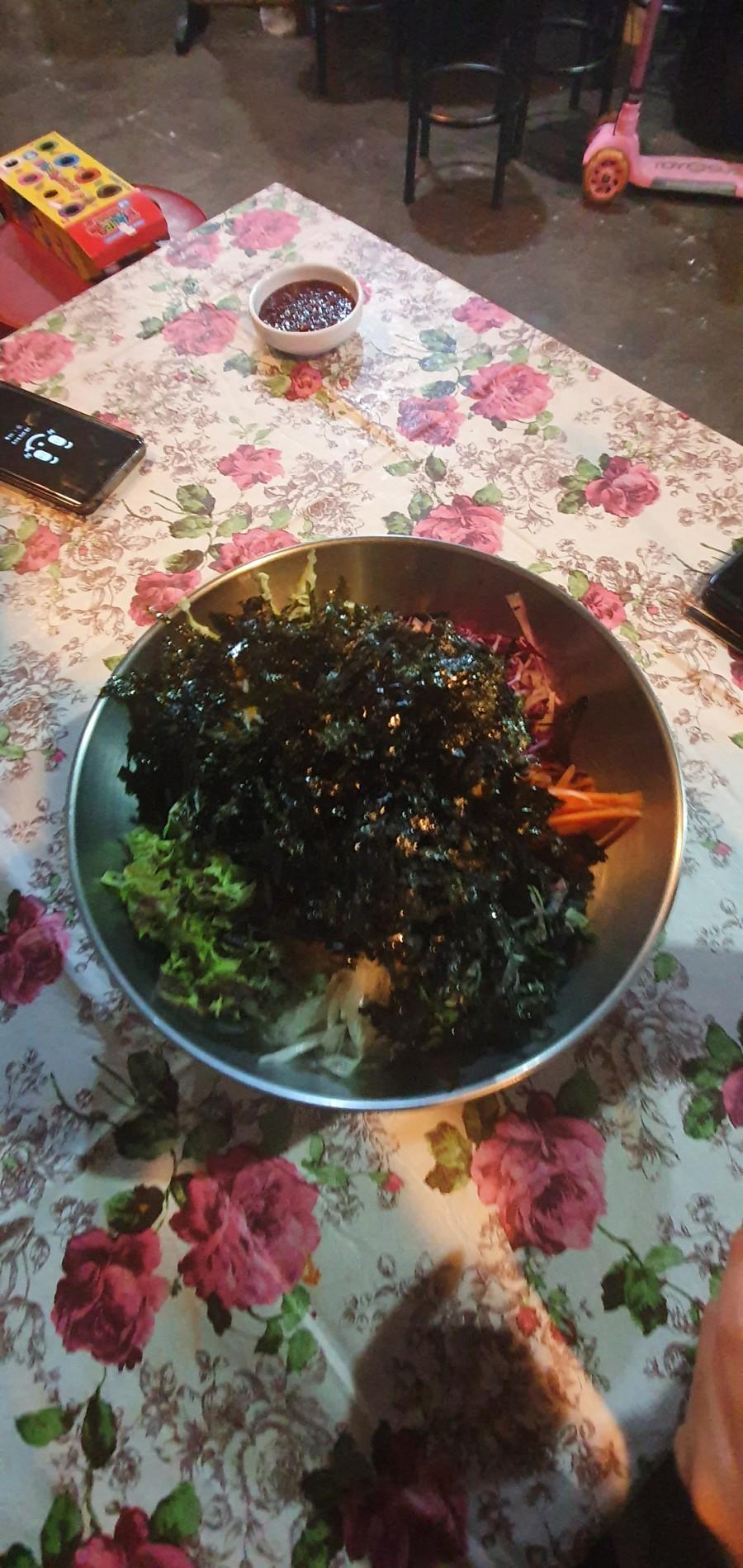 시공 장면과 함께 보이는 휴대전화