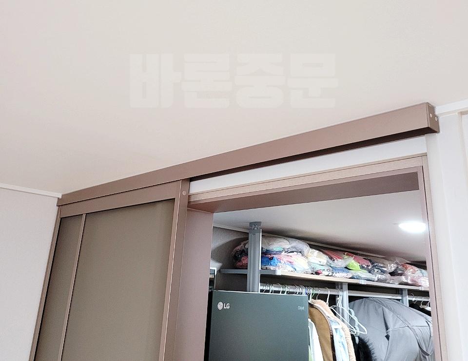 차분한 브라운 톤의 슬라이딩 도어가 설치된 모습
