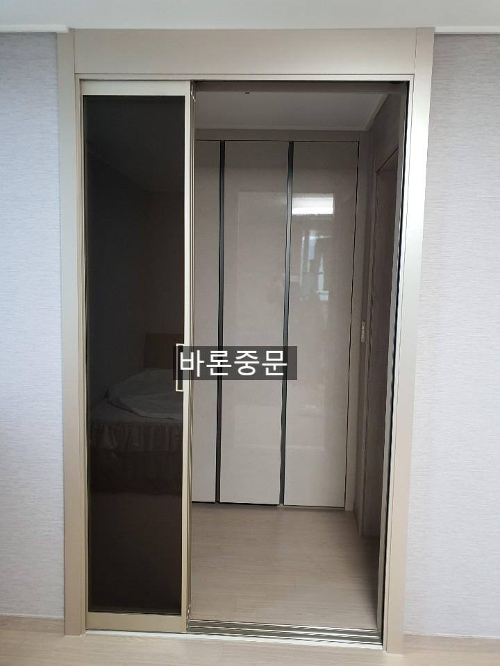 안방 중문의 프레임과 유리 패널 조립