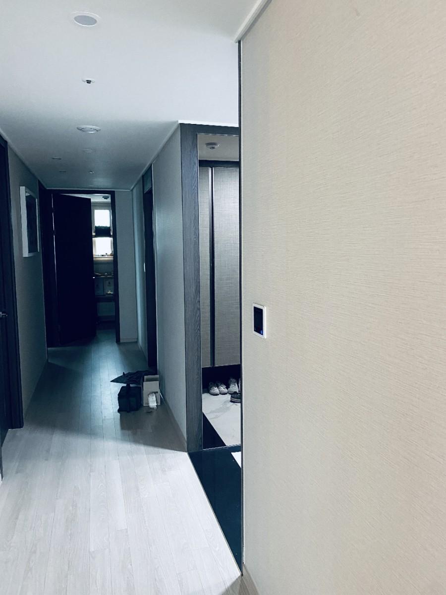 스마트 홈 컨트롤러가 부착된 벽면과 복도 전경