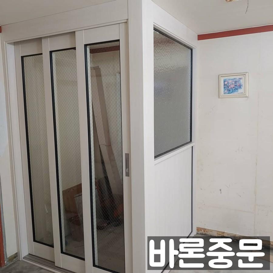 화이트 프레임 도어와 붉은색 라인 장식이 어우러진 현관