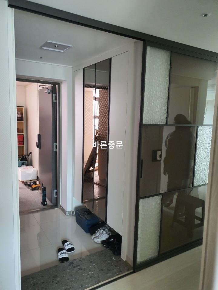 그레이 프레임과 브론즈 유리가 적용된 중문