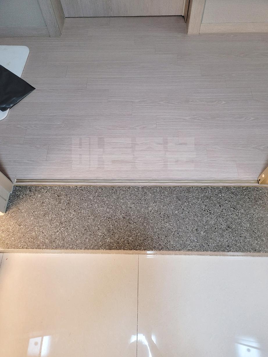 그레이 톤 석재 마감과 베이지 상판이 보이는 바닥면