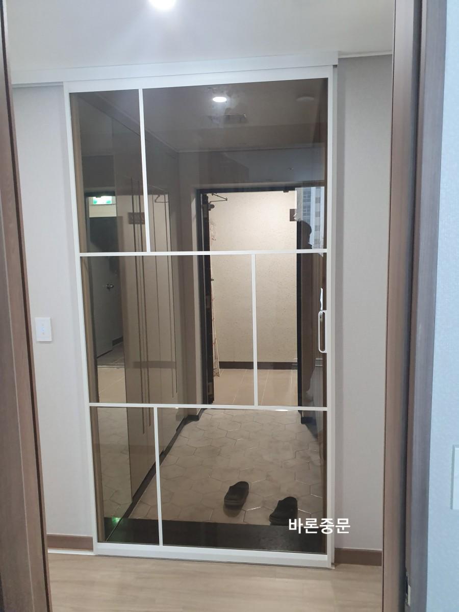 화이트 프레임과 브론즈 유리가 적용된 중문