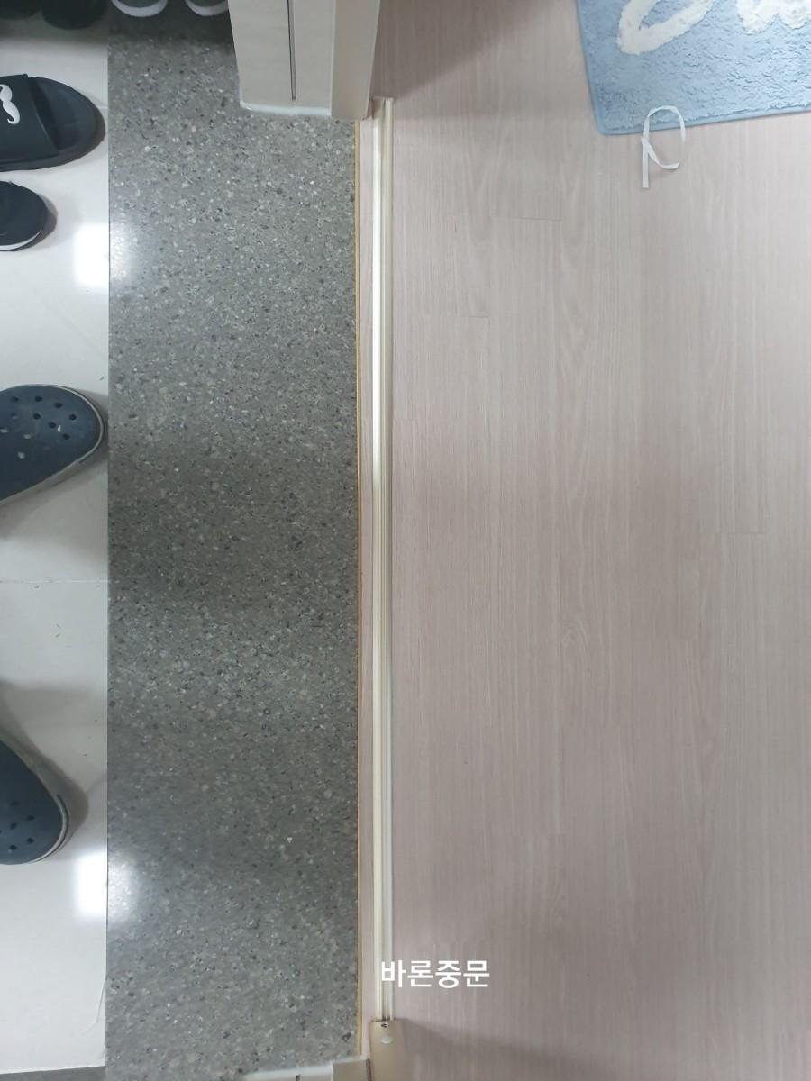 낮은 높이로 설치된 하부 레일 근접 샷