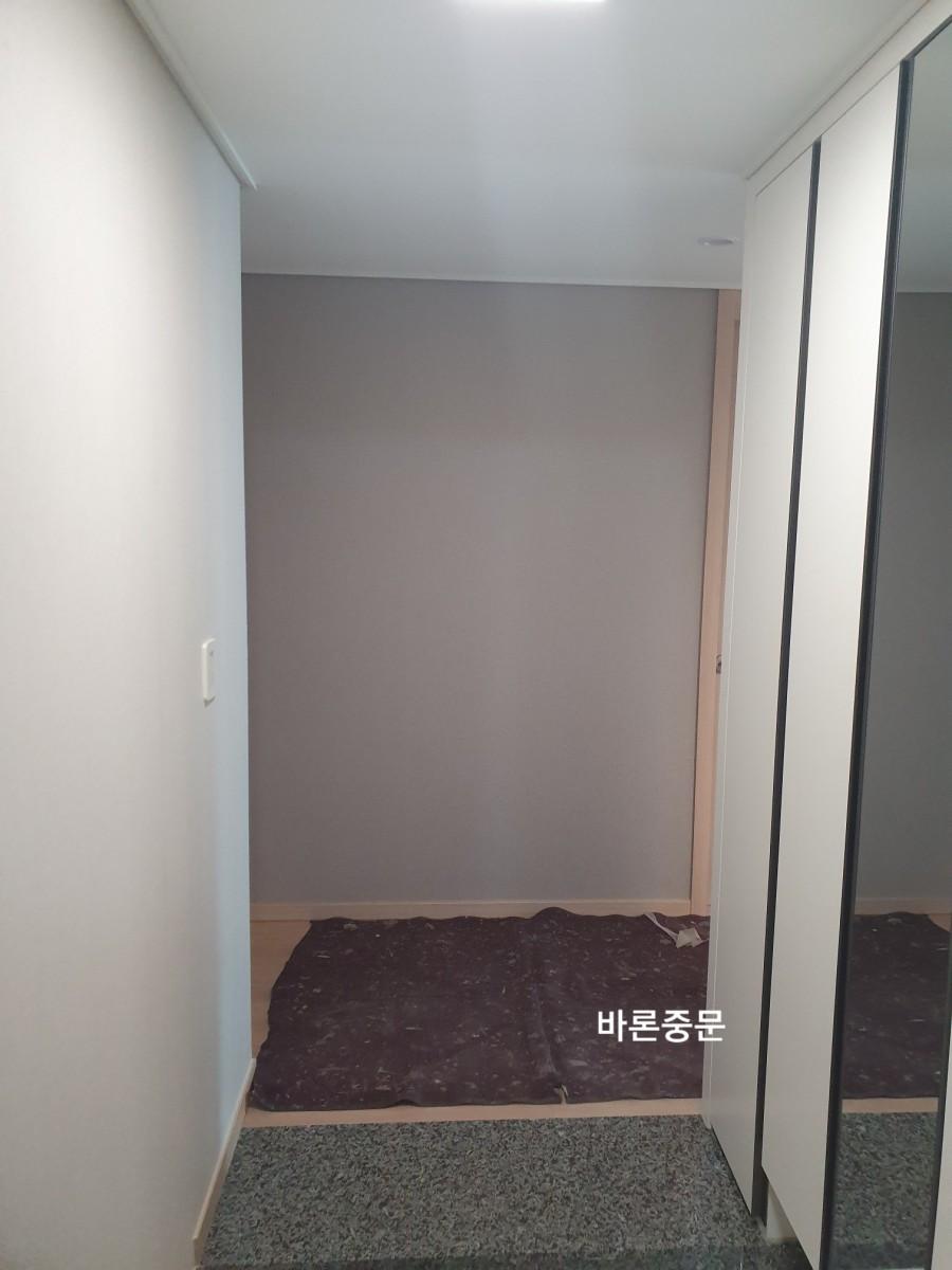 시공 전 흰색 수납장이 배치된 복도 모습