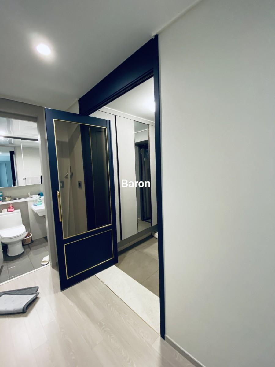 복도 끝 수납장과 세면대가 보이는 시야