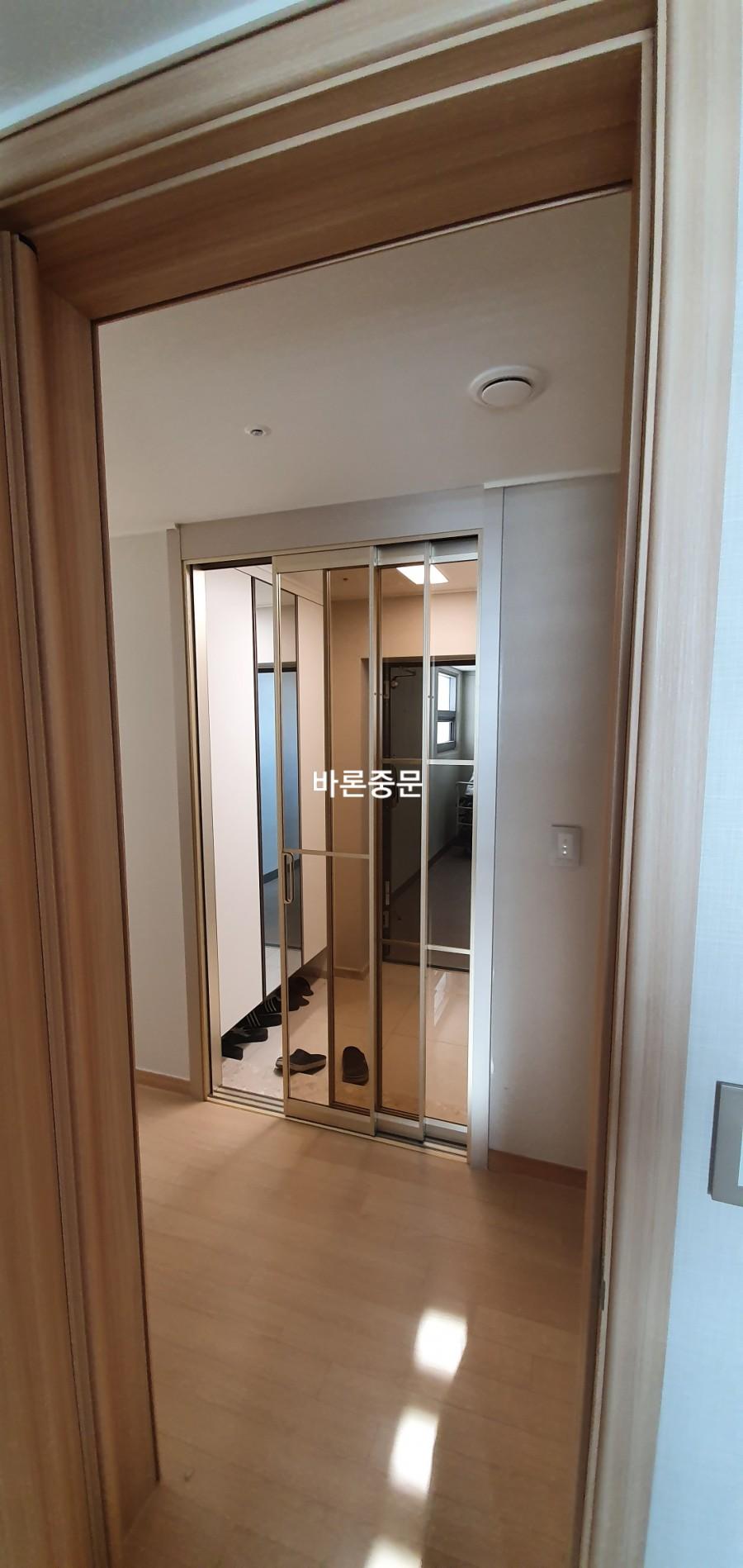 현관 안쪽에서 바라본 샴페인골드 중문