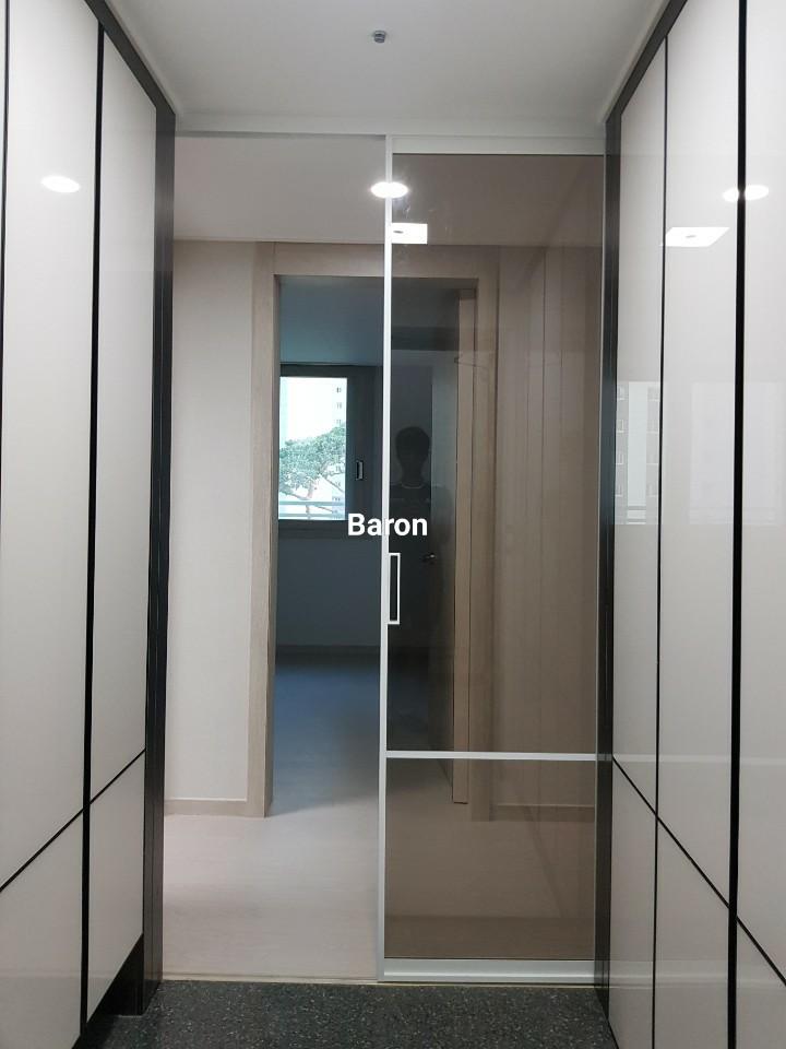 벽면 패널과 바닥재 사이 프레임 고정 모습