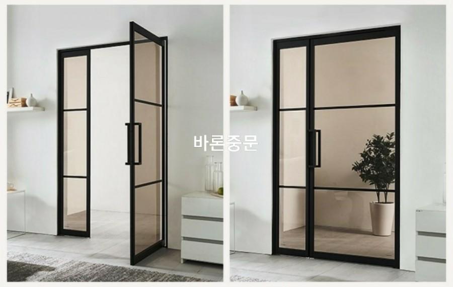 타일 바닥 공간에 설치된 검은 테두리 유리 문의 개폐 모습