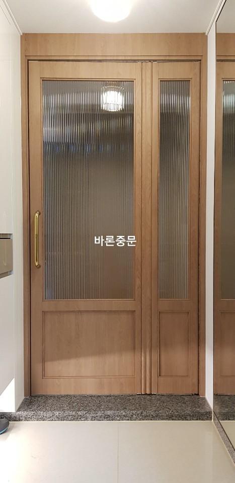 영림 155번 필름과 모루유리로 완성된 여닫이 중문