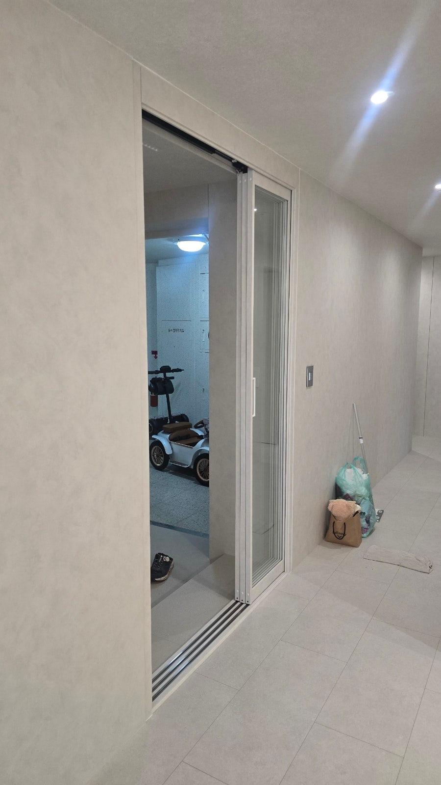 정밀한 수평을 맞추며 진행되는 시공 과정