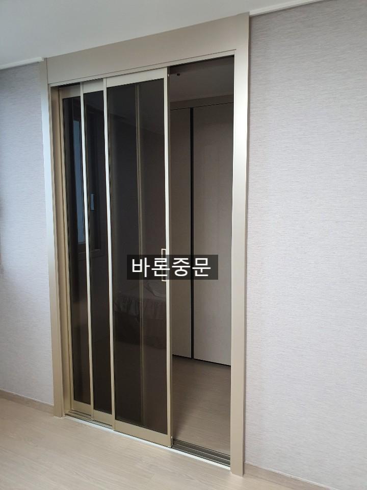 레일 구조가 보이는 샴페인골드 슬라이딩 도어
